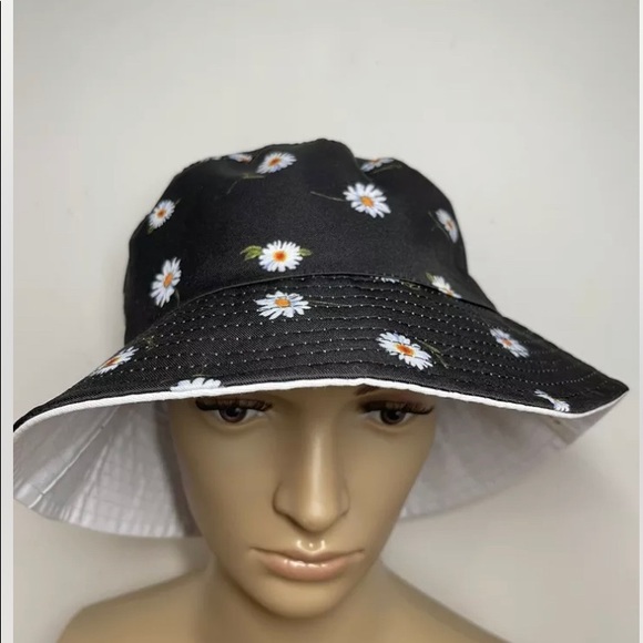 NWT Alice + Olivia Reversible Bucket Hat ~ Black Daisy White One Size - Picture 3 of 7